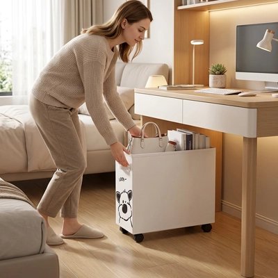 Femme Rangement bureau blanc sous bureau dans chambre