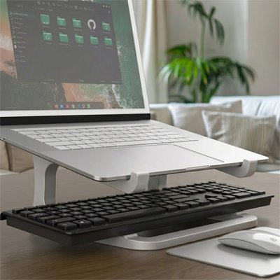 Ordinateur portable et clavier poser sur support pc portable argent sur table