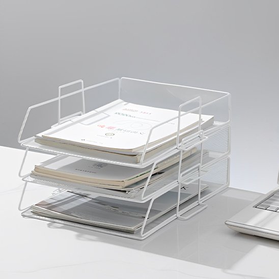 Organisateur de bureau blanc sur bureau