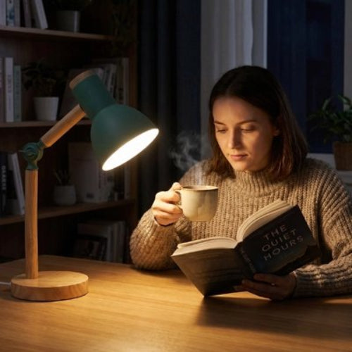 Femme fait lecture avec Lampe de bureau vert allumée
