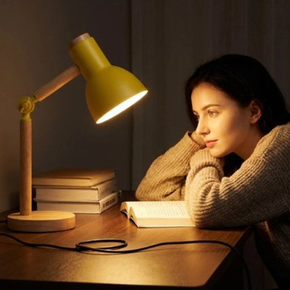 Femme bureau avec Lampe de bureau jaune allumée