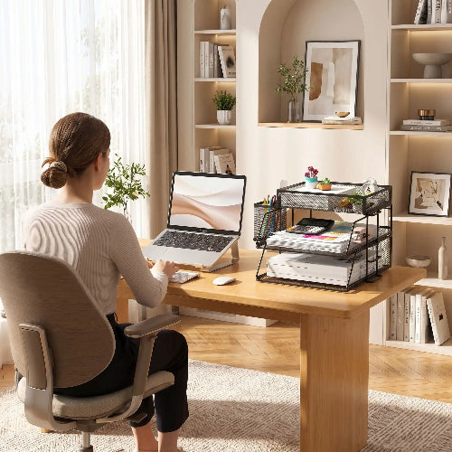 Femme assie dans bureau travail sur ordinateur avec organisateur de bureau a coté