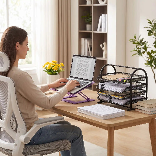 Femme assise dans bureau dans maison avec organisateur de bureau noi poser sur bureau