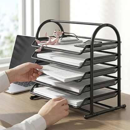 Une main range documents dans Organisateur de bureau noir posé sur bureau