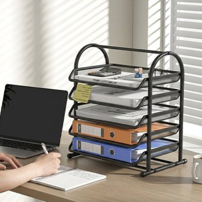 Une main en train d écrire avec Organisateur de bureau posé sur le bureau