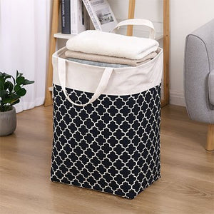 Panier a linge blanc noir au salon avec linges bien plier a l interieur