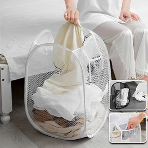 Femme assise sur lit dans chambre range linge dans panier a linge blanc