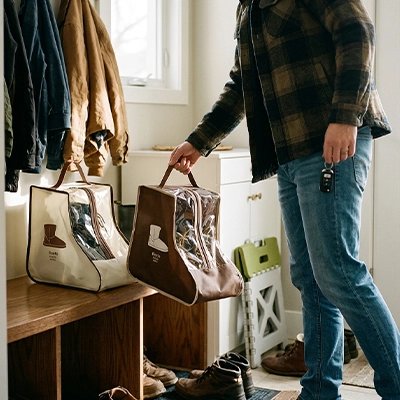 Homme tient en main Sac à chaussures marron dans l entree 