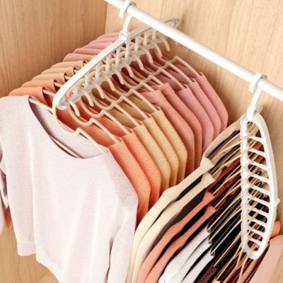 Armoire bien ranger avec vêtements sur Cintre