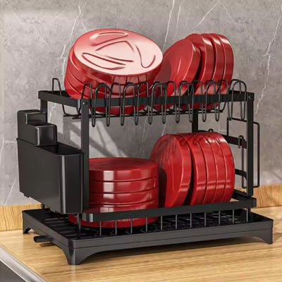 Assiette rouge rangees et posees sur Egouttoir vaisselle noir