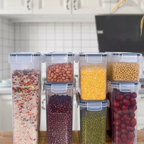 Boite alimentaire avec aliment bien range sur table