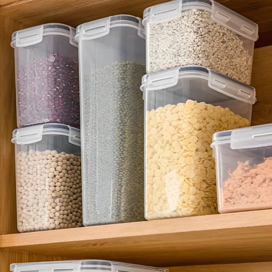 Boite alimentaire contenant aliment  dans placard cuisine