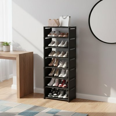 chaussures ranger dans etagere a chaussure dans corridor