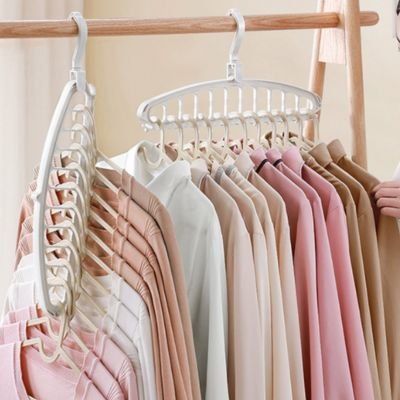 Chemises et t-shirts accrocher sur Cintre dans armoire chambre