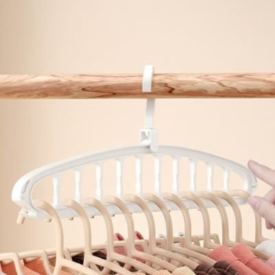 Cintre de couleur blanc accrocher sur barre a armoire  