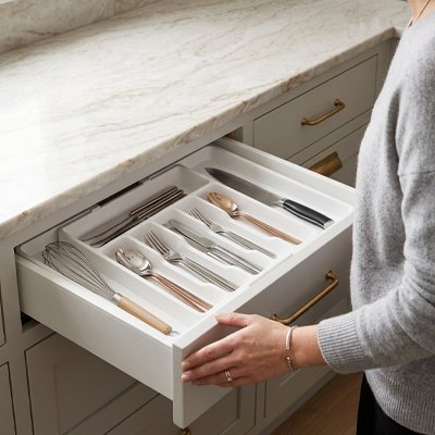 cuilleres et couteau fourchettes bien ranges dans range couvert