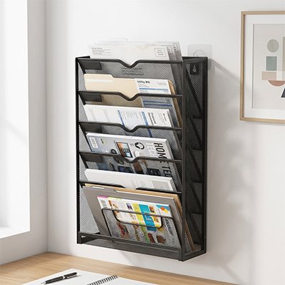 Documents rangés dans Organisateur de bureau noir fixé au mur