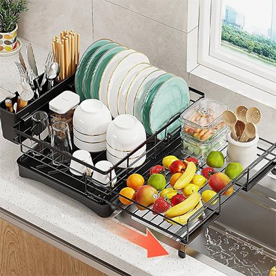Egouttoir vaisselle avec tasses blances, legumes et assiettes ranger dessus