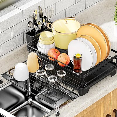 Egouttoir vaisselle noir avec assiettes et verres dessus