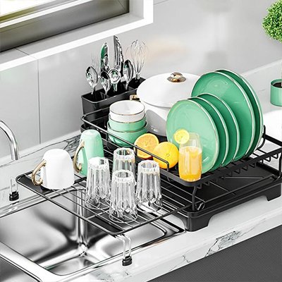 Egouttoir vaisselle sur evier avec saaiettes verte et verre bien ranger