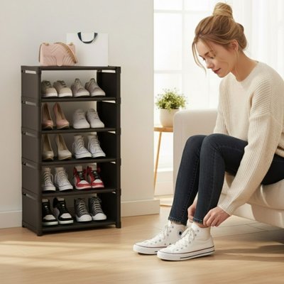 Etagere a chaussure dans salon femme assise a cote vien de porter chaussure 