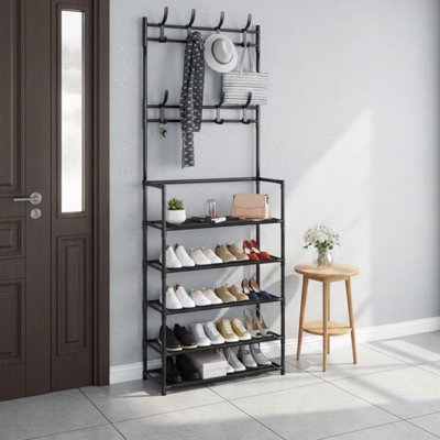 Étagère à chaussures à coté de la porte d entrée avec chaussures bien ranger 