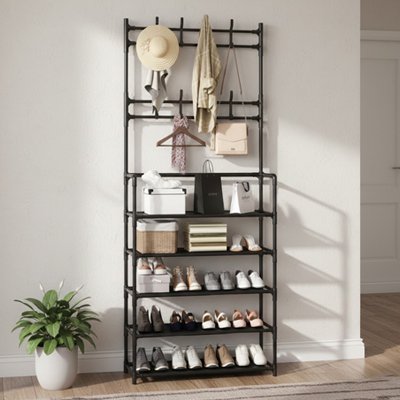 Étagère à chaussures dans entrée avec chaussures rangées dessus