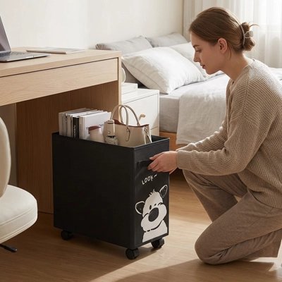 Femme place Rangement bureau noir sous bureau dans chambre