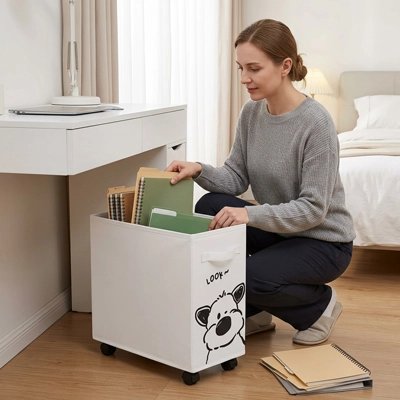 Femme range dossiers dans Rangement bureau blanc