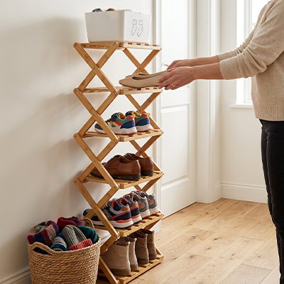 Femme range sa paire de chaussure sur Étagère à chaussures