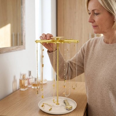 fFemme teint pote bijoux Porte bijoux poser sur l armoire