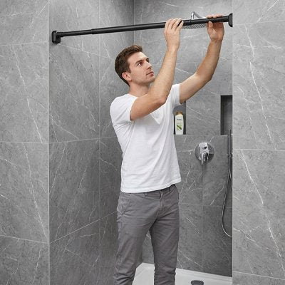  Homme fixe Barre de douche dans salle de bain