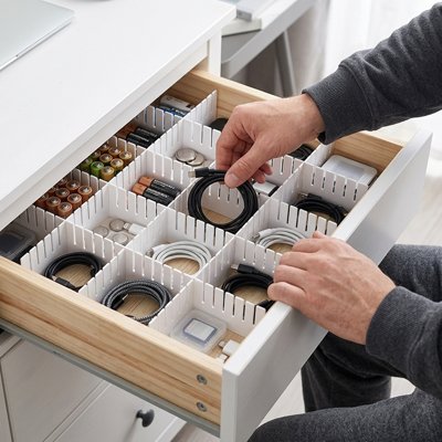Homme range ses essentiels dans Séparateur de tiroir