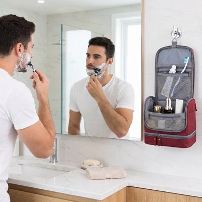 Homme rase barbe avec ses produits bien dans Trousse de toilette