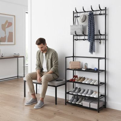 Homme regarde ses chaussures étant assis sur banc à coté de  Étagère à chaussures 