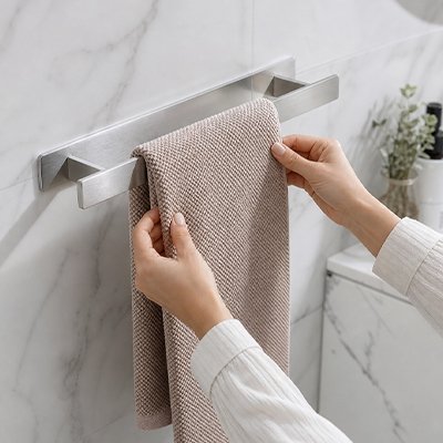  Mains tenant une serviette installee sur porte serviette