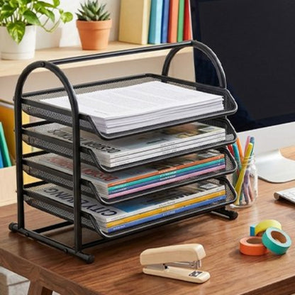 Organisateur de bureau sur bureau avec documents bien rangé