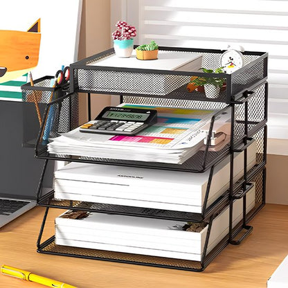 Organisateur de bureau avec calculatrice et petit pot de fleur par dessus