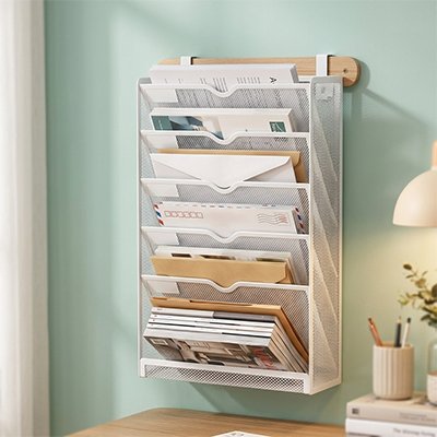Organisateur de bureau blanc au mur avec documents rangés dedans