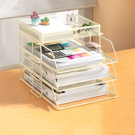 Organisateur de bureau blanc avec documents, pot de fleur et reveil posé dessus