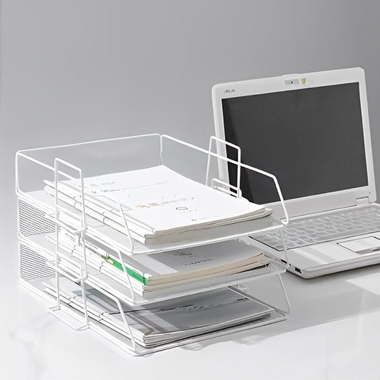 Organisateur de bureau blanc avec pc a coté