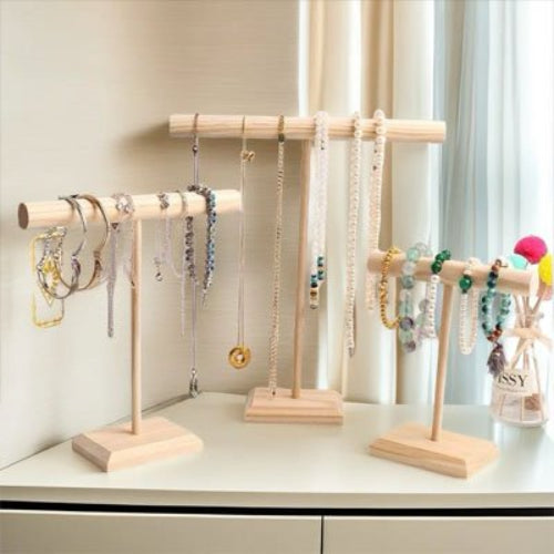 Plusieurs Porte bijoux sur table avec bijoux bien rangé