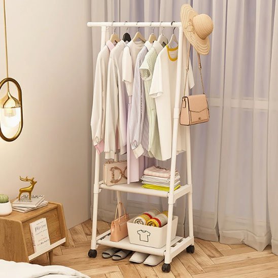 Portant vetement Blanc avec vetements rangés dans chambre