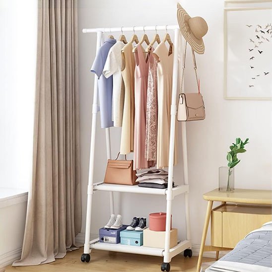 Portant vetement blanc dans chambre avec chapeau, sac et vetements accrochés