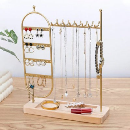 Porte bijoux doré avec différents bijoux rangé dessus