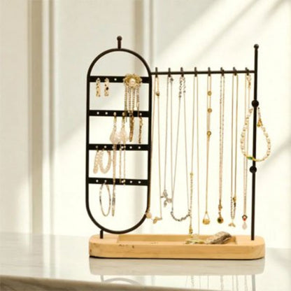 Porte bijoux noir avec bijoux accroché et bien rangé