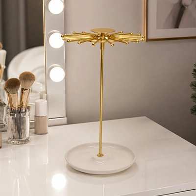 Porte bijoux posé sur coiffeuse