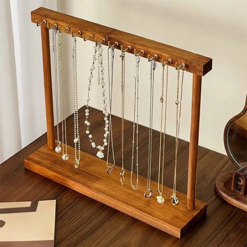 Porte bijoux sur table avec bijoux