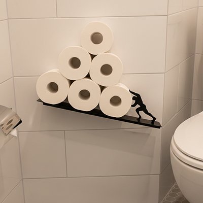 Porte papier toilette installe au mur avec rouleau de papier toilette 