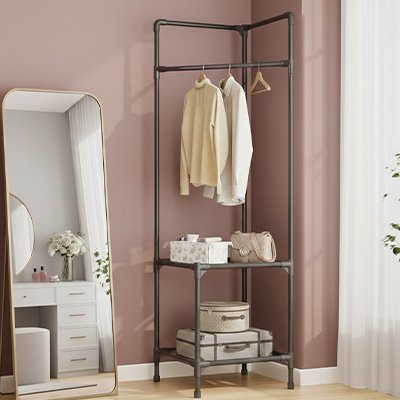 Porte vetement noir placer dans le coin de l angle de la chambre avec vetements accrochés